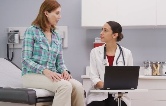 woman with head and neck cancer doctor discussing a Hypopharyngeal treatment plan